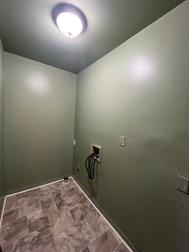 Building Photo - 3 Bedroom + Bonus Room Home in Sunset Park!