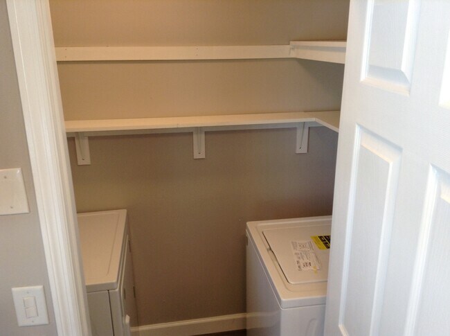 Building Photo - 2 Bedroom/2 Bathroom Triplex with Large Fe...
