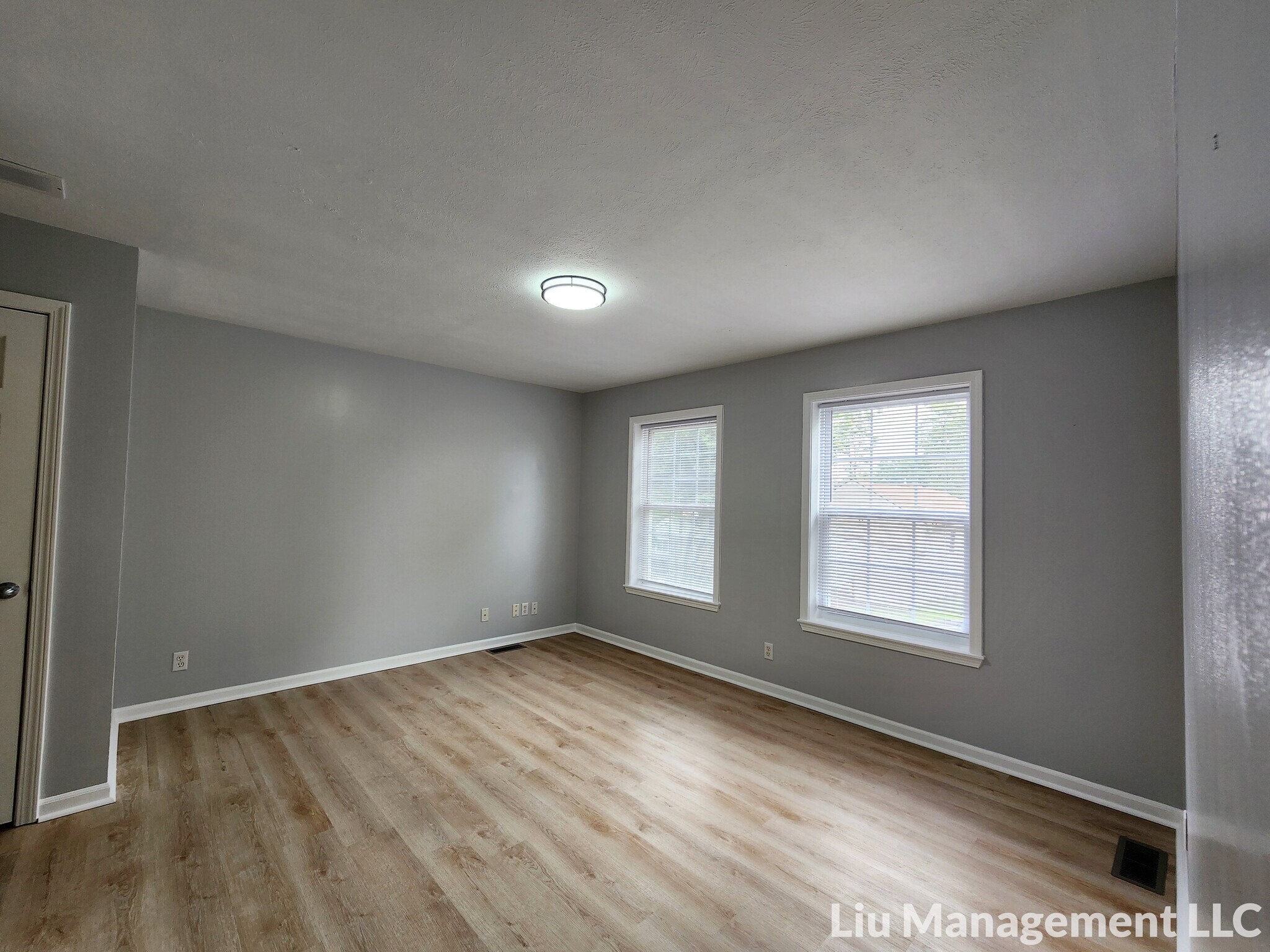 Building Photo - 1042 N Traub Ave