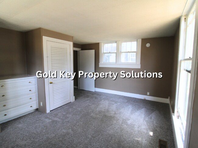 Building Photo - Oversized 3 BR 1 BA House with Partially F...