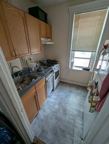 Building Photo - 352 Riverway