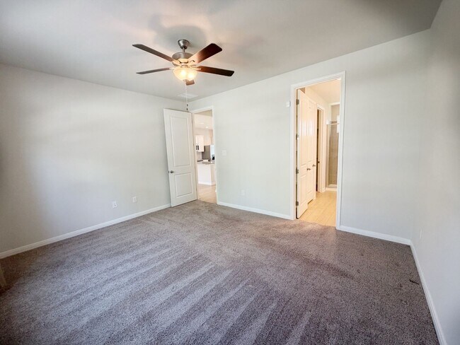 Building Photo - 2 Bed / 2.5 Bath Home Ready for Lease!
