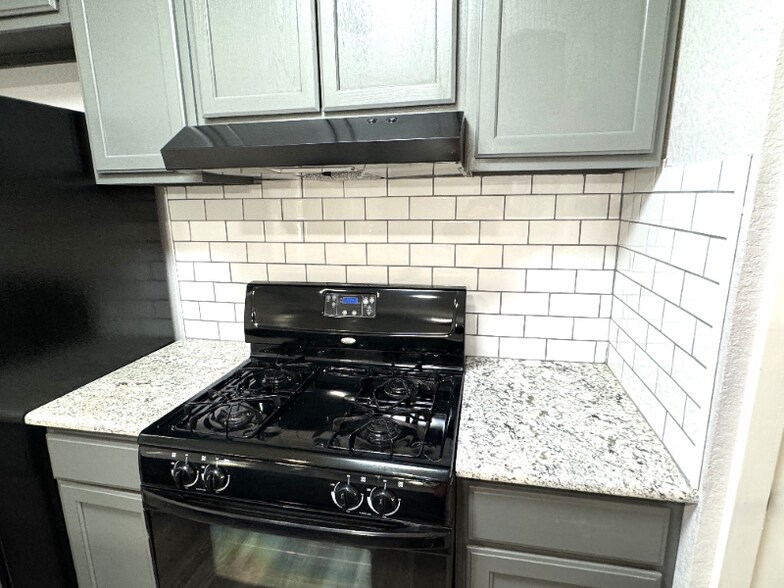 Building Photo - 3606 Versailles Dr