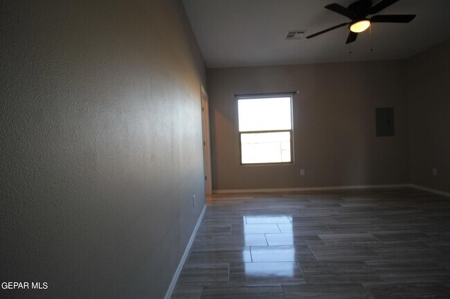 Building Photo - 517 Val Verde St