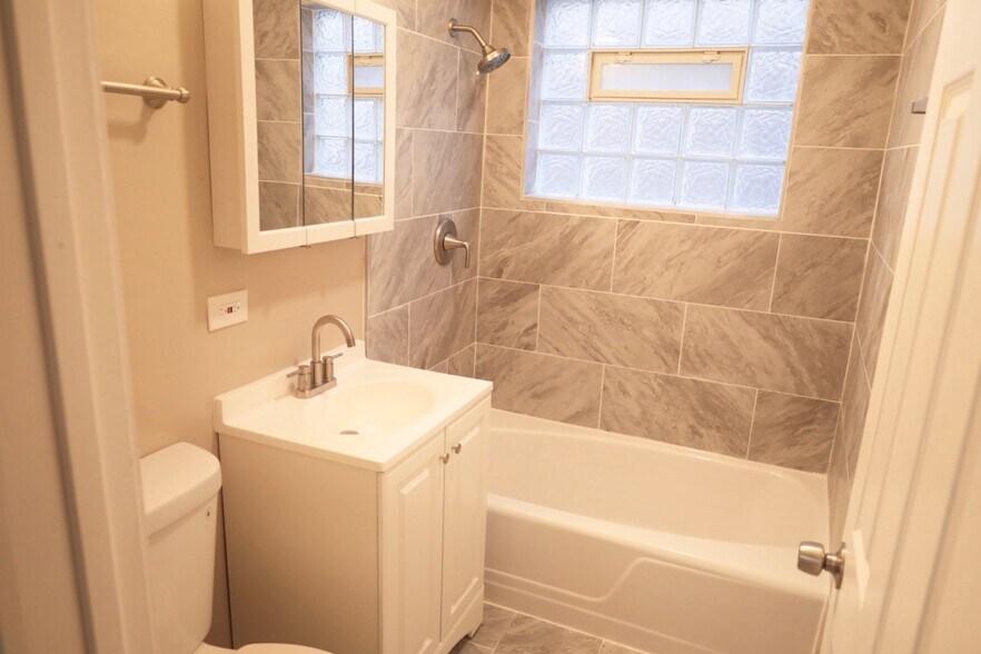 Building Photo - 8124 S Calumet Ave