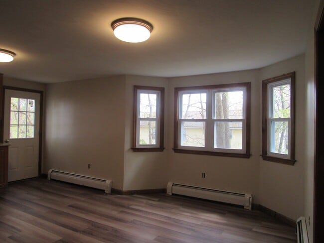 Building Photo - Dracut Beautifully renovated Townhouse for Rent!