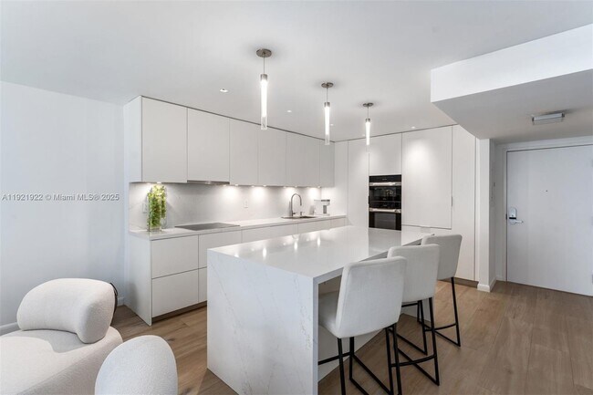 Building Photo - 2301 Collins Ave