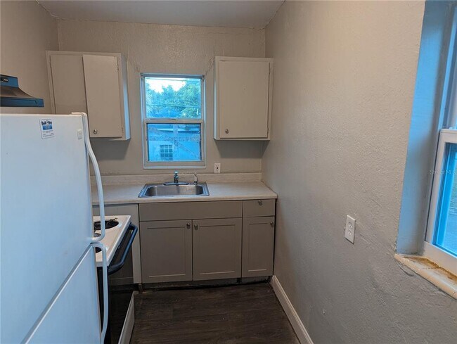 Building Photo - 2000 Queensboro Ave S