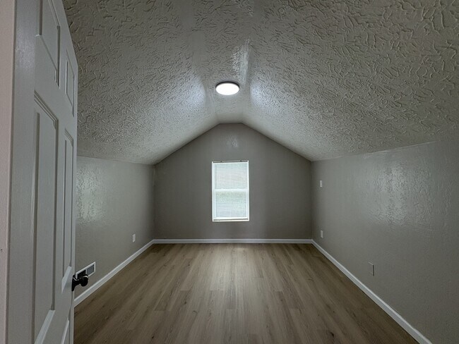 Building Photo - 1203 Karnes Ave
