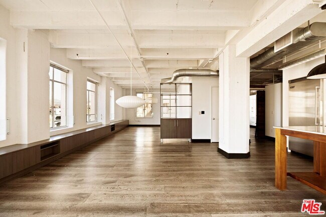 Building Photo - 6253 Hollywood Blvd