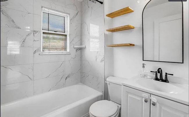 Building Photo - 3 Bedrooms 1.5 Bathrooms Recently Renovated