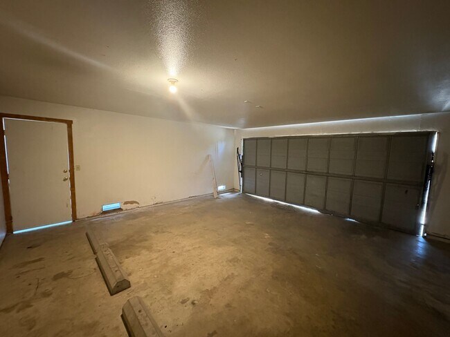 Building Photo - NW Visalia Home with Alley Access Rent Ready!