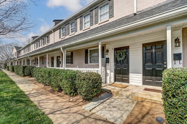 Building Photo - Charming Townhome in Sought-After Williams...