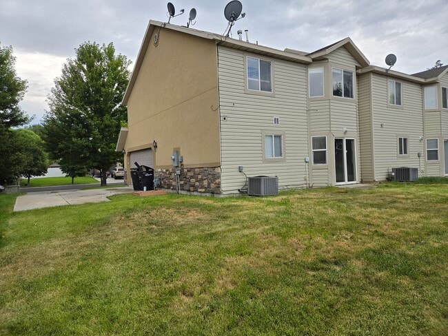 Building Photo - Beautiful 4 Bed, 2.5 Bath Townhome in Prim...
