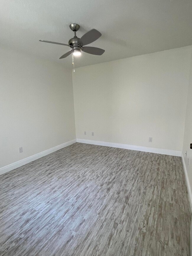Building Photo - 613 Manatee Dr