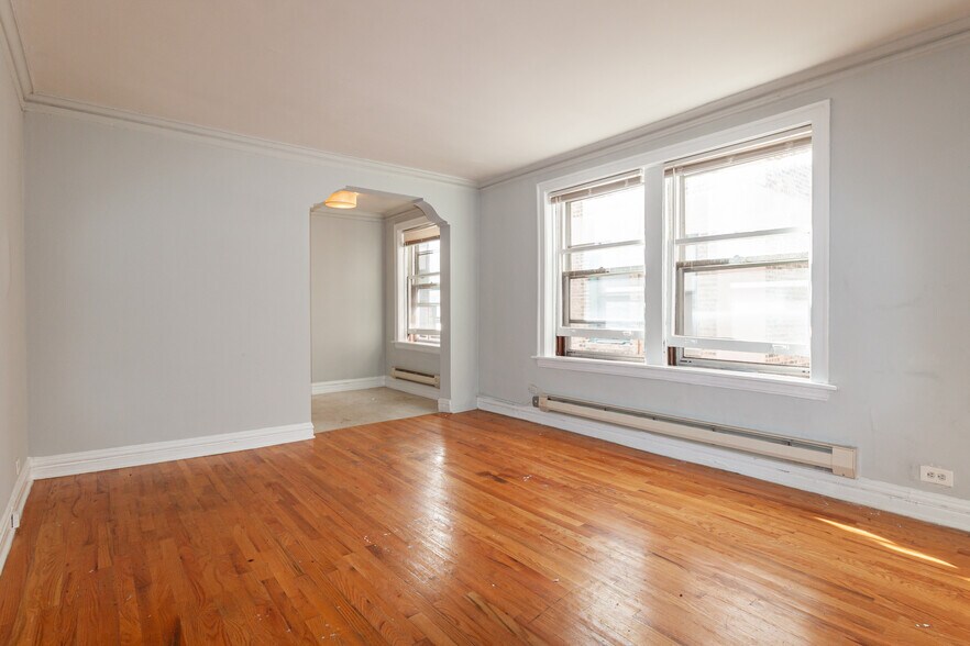 Building Photo - 435 W Roscoe St