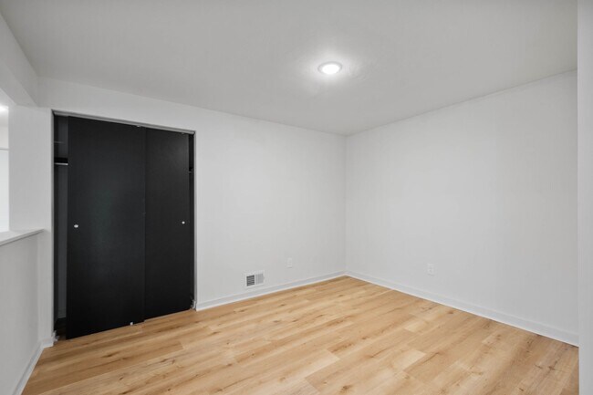Building Photo - MOVE IN TODAY! 2-BEDROOM IN THE HEART OF C...