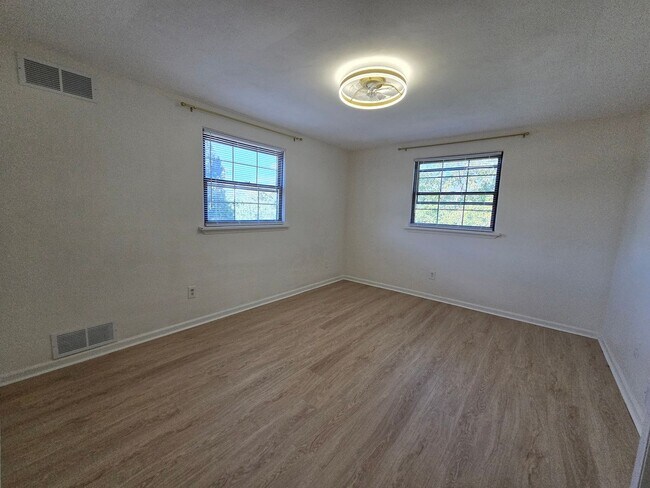 Building Photo - 454 Colonial Dr