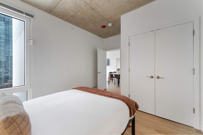 Building Photo - 853 W Blackhawk St