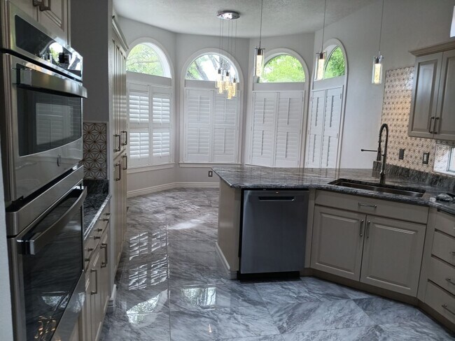 Building Photo - 3 Bedroom, 2 Bathroom Home! Schedule a Showing Soon!