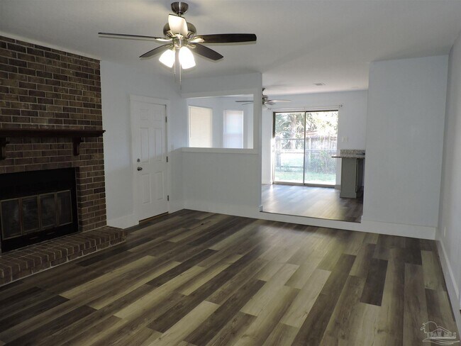 Building Photo - 526 Briarwood Dr