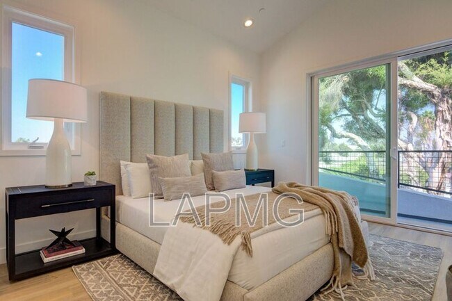 Building Photo - 6016 Comey Ave