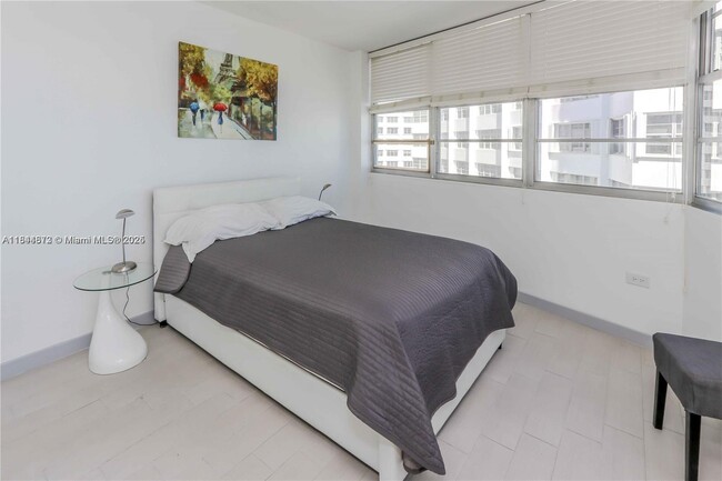 Building Photo - 999 Brickell Bay Dr