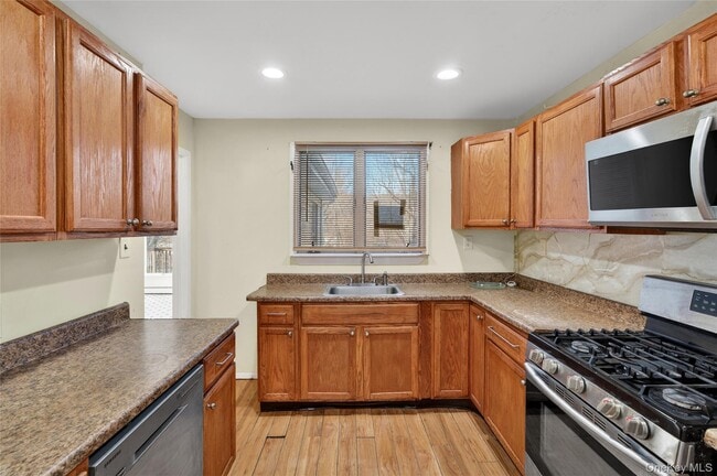 Building Photo - 32 Quaker Hill Rd