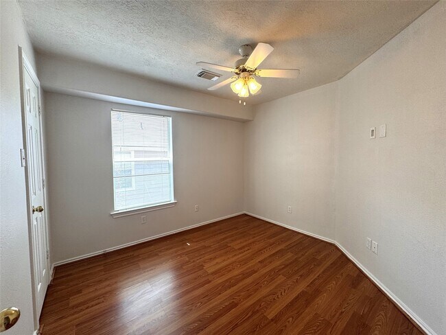 Building Photo - 213 Summerhaze Cir