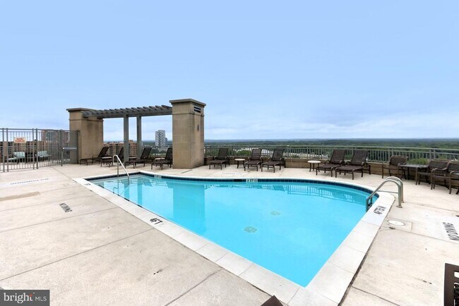 Building Photo - 8220 Crestwood Heights Dr