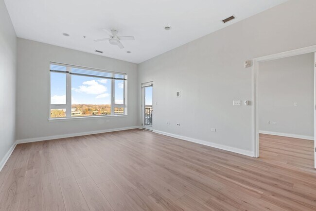 Building Photo - 850 Village Center Dr