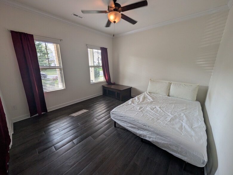 Building Photo - Room in House on Rupell Dr