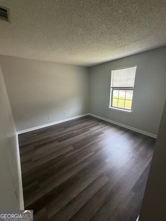 Building Photo - 425 Admiral's Walk Dr