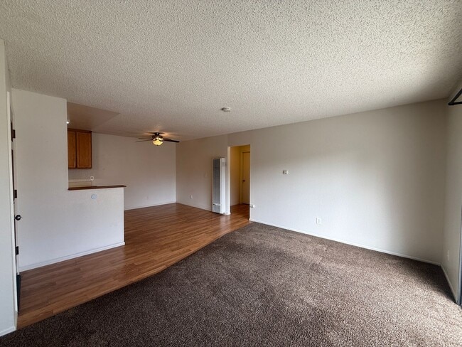 Building Photo - Quail Meadows Upstairs Condo