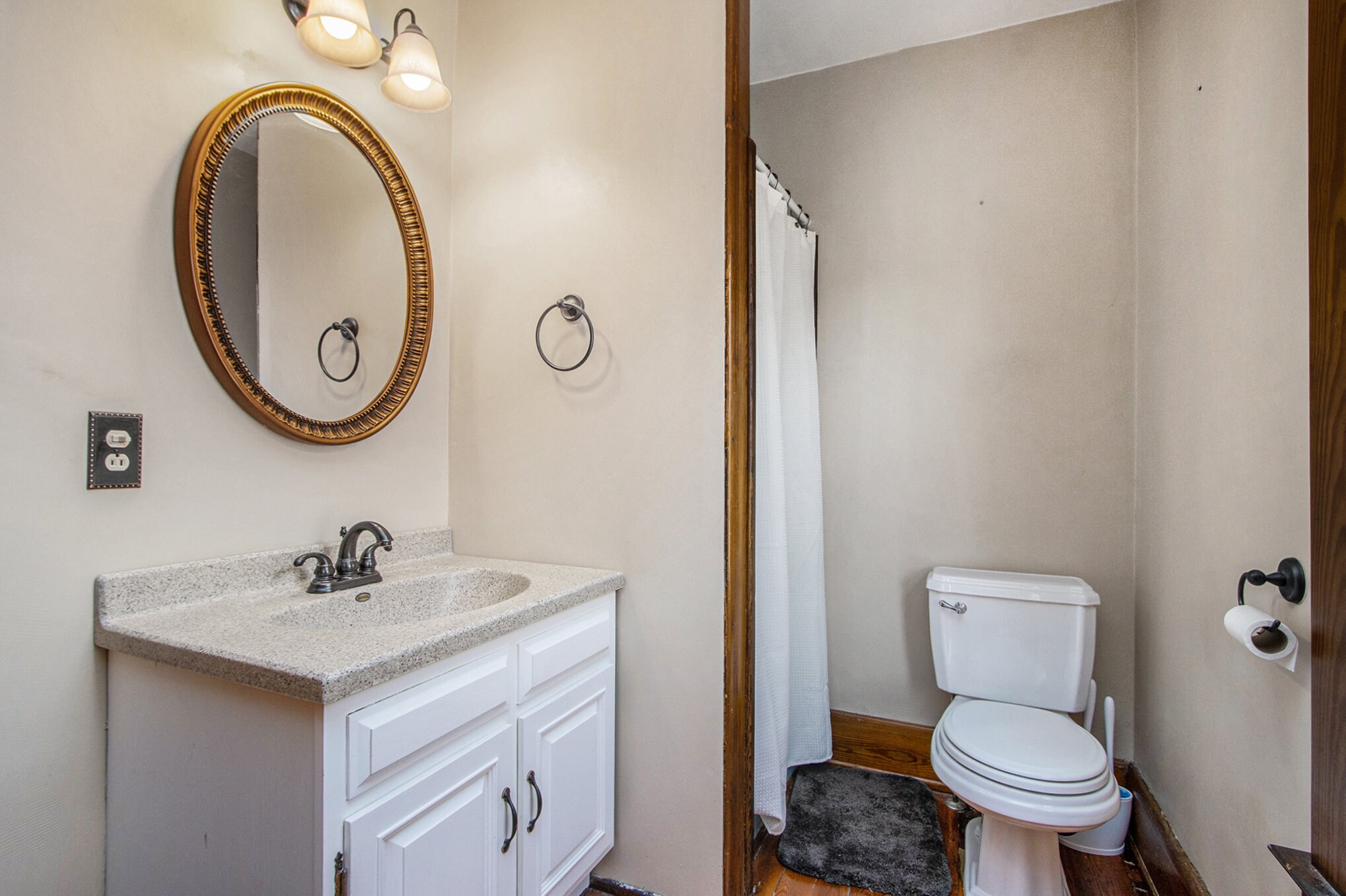 Full Bath - 1403 S Burdick St