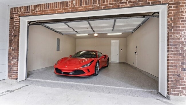 Building Photo - 922 W 20th St