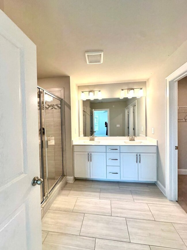 Building Photo - 4 bedroom, 3.5 bath townhouse in a swim community located in Woodstock, GA. Within walking distan...