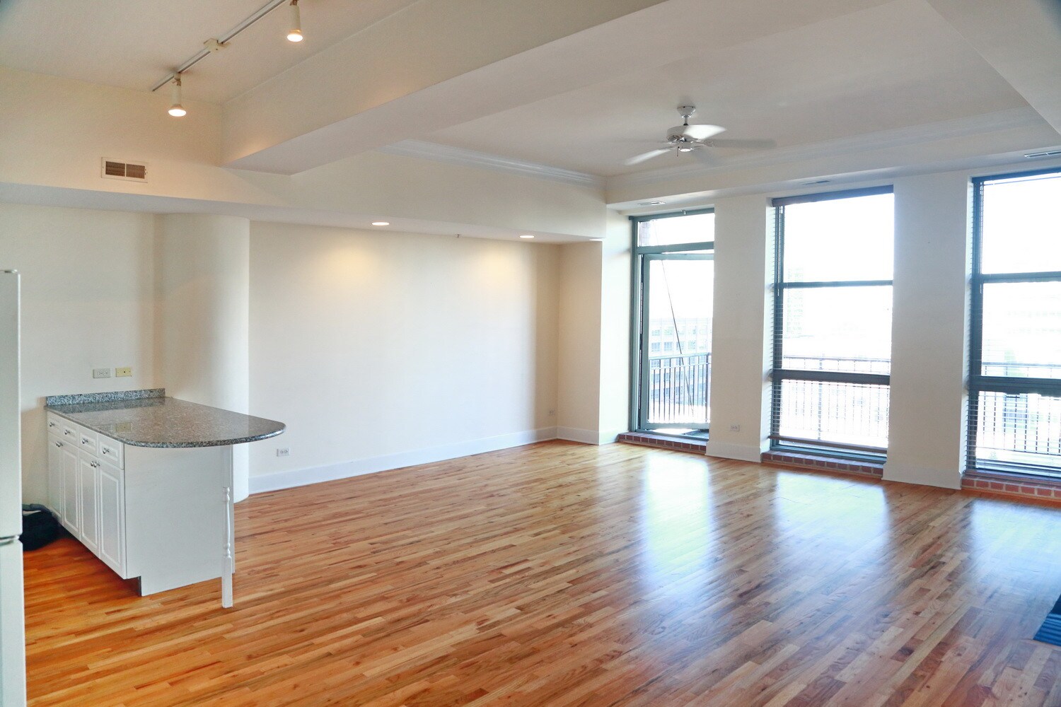 Building Photo - 165 N Canal St