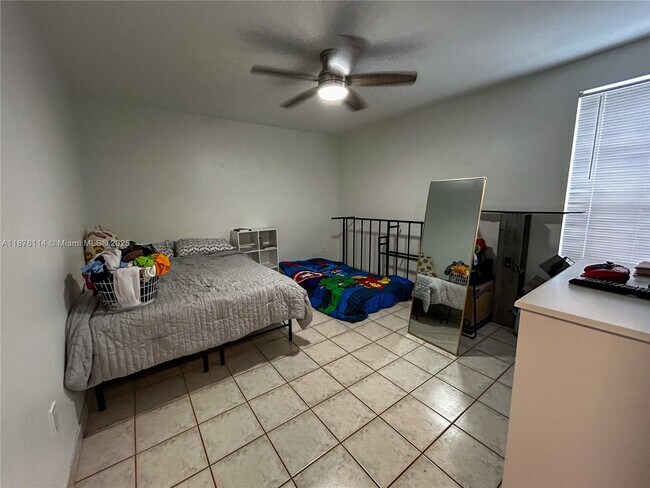 Building Photo - 10393 N Kendall Dr