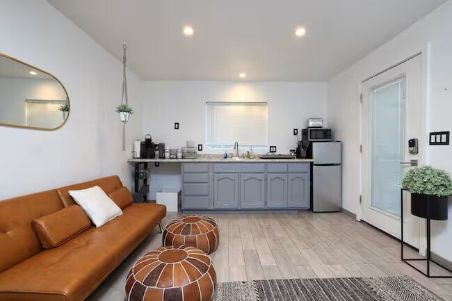 Building Photo - 2039 E 8th St