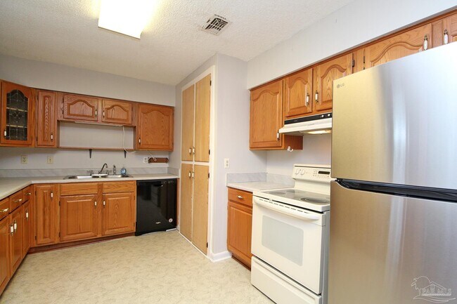 Building Photo - 7190 Pennington Dr