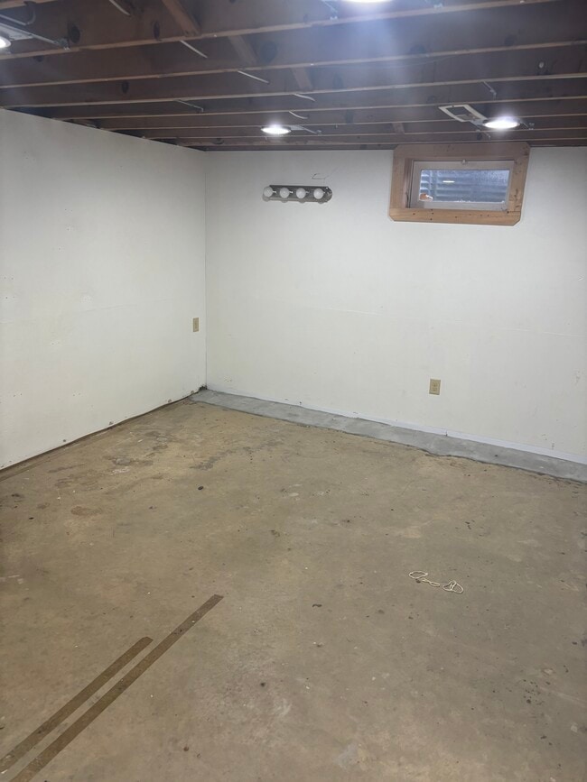 Building Photo - 2960 Thackeray Ave NW