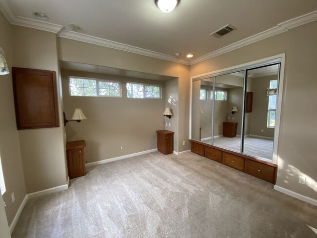 Building Photo - 47 Freedom Dr