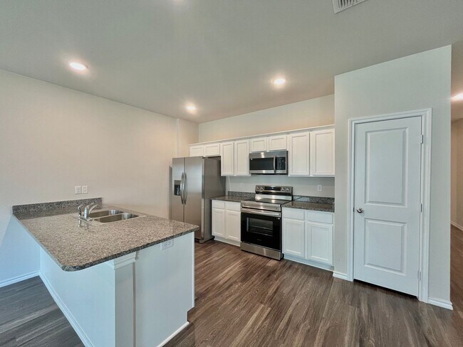 Building Photo - 202 S Rainbow Dr