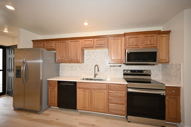 Building Photo - Nice 2 bedroom, 2.5 bath Townhouse with ba...