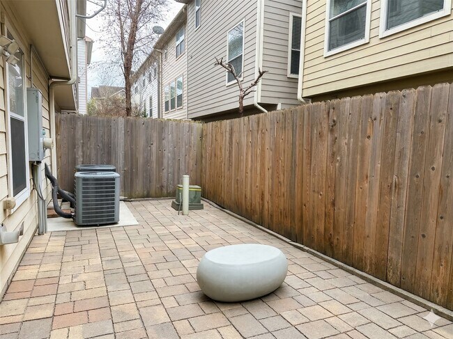 Building Photo - 3410 Skyline Village Dr