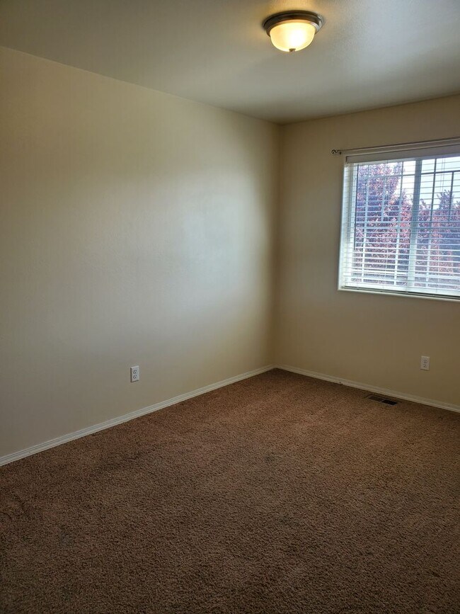 Building Photo - Beautiful 2 Story Home!