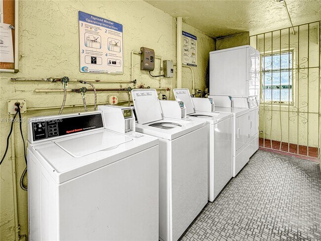 Building Photo - 520 NE 38th St