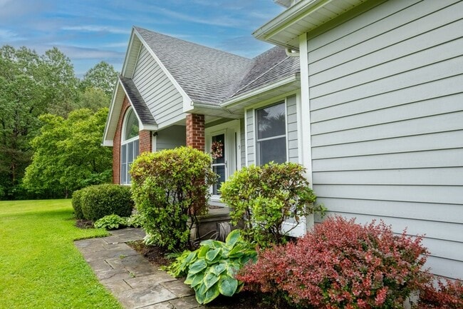 Building Photo - 5 Arrowood Ln