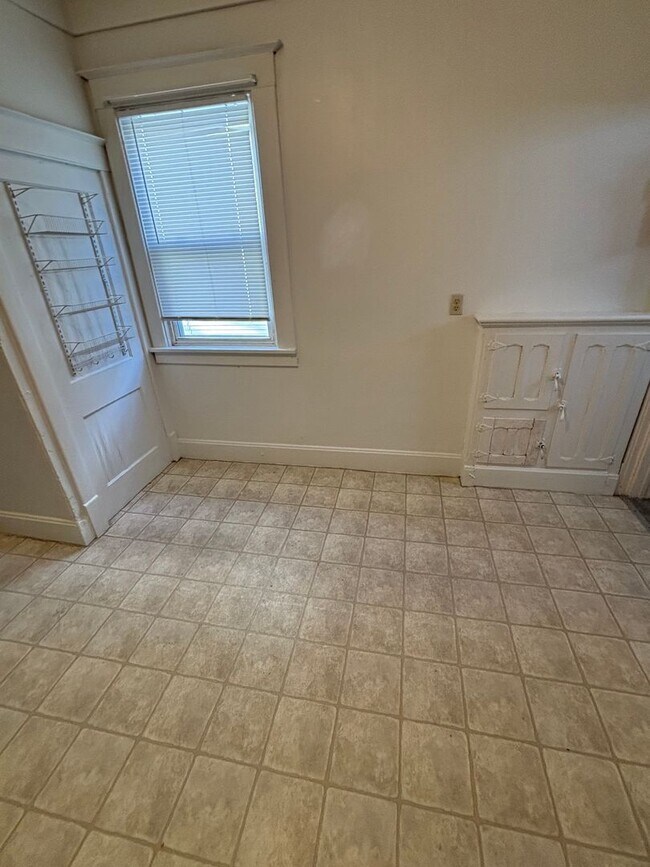 Building Photo - 128 E Davenport St